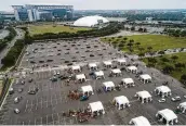  ?? Mark Mulligan / Staff photograph­er ?? The line was so long that officials opened the site 2½ hours before it was slated to start.