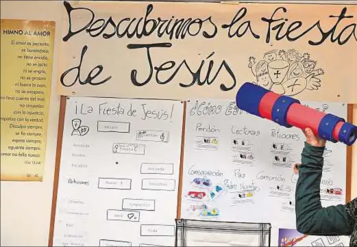  ?? Fotos: Archimadri­d / José Luis Bonaño ?? Cristina, en el salón donde cada domingo tiene el taller de Eucaristía con los niños