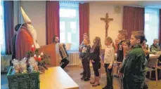  ?? FOTO: KAB EHINGEN ?? Gespannt hören die Kinder dem Nikolaus zu.