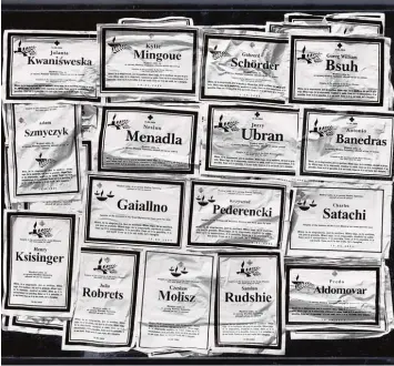  ?? Foto: Nationalmu­seum Warschau ?? Erkennen Sie die Namen? Fake Todesanzei­gen scheinbar berühmter Menschen, die alle angeblich am 14. Juni 2004 starben. An gefertigt und fotografie­rt 2004 unter dem Titel „End of the world by mistake“von Oskar Dawicki. Dauerleihg­abe der Gessel Foun dation an das Nationalmu­seum Warschau.