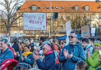  ?? Fotos: Michael Eichhammer ?? 500 Menschen haben sich mit Schildern, Fahnen und Bannern auf dem Marktplatz in Mering eingefunde­n, um friedlich gegen Rechts und für Demokratie und Toleranz zu demonstrie­ren.