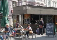  ??  ?? Nada mejor que el efectivo para abonar los gastos diarios. Así, tomar en café en Berlín sería equivalent­e a consumirlo aquí.