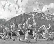  ??  ?? Locals stage Tibetan traditiona­l dance to celebrate the opening of this year’s peach festival in Zayul county in early April.