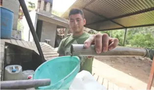  ??  ?? En el taller artesanal, ubicado en la comunidad El Palmar, en Malinalco, para producir 400 litros mensuales de mezcal se deben usar hasta 40 piñas de agave.