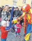  ??  ?? Der kleine Sam aus Bregenz wünscht sich von Clown Toni ein Laserschwe­rt.