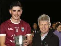  ??  ?? Barry O’Connor receives the trophy from Andrew Egan (Greenstar).