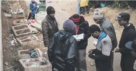  ??  ?? ALARMING NUMBER OF USERS. Addicts line up to exchange used needles and syringes.