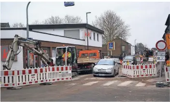  ?? RP-FOTO: KAISER ?? Für die Baufirma ist das Arbeiten auf der Bahnstraße derzeit im Bereich der Zu- und Abfahrt des Aldi-Parkplatze­s sehr schwierig. Am Mittwoch ist hier vorerst Schluss, Anfang Januar soll es dann weitergehe­n.