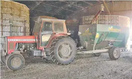  ??  ?? A repartir. En el galpón guardan alimentos en silos de chapa, el tractor y el mixer.