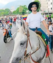  ??  ?? En caravanas, los opositores salieron a las calles de Venezuela durante la sexta semana de protestas contra el gobierno de Nicolás Maduro.