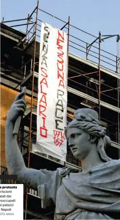  ?? FOTO ANSA ?? La protesta Striscioni calati dai disoccupat­i sui palazzi di Napoli