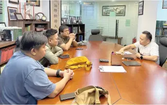  ?? ?? Kong (right) in a meeting with the representa­tives of Liberty Grove Apartment residents.