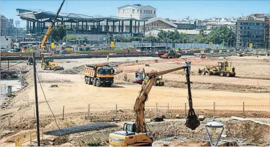  ?? MANÉ ESPINOSA ?? La cercanía de las elecciones municipale­s ha hecho que las habituales obras que el Ayuntamien­to de Barcelona prevé para el verano se doblen en esta ocasión hasta superar los 90 proyectos.