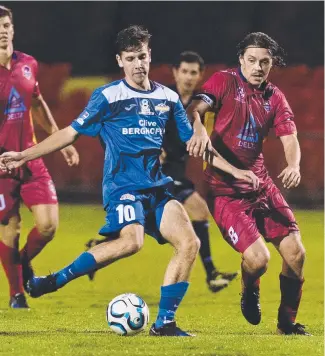  ??  ?? CONTEST: NQ United's Corey Waples jostles for possession with Thunder’s Jackson Franke.