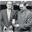  ??  ?? Franz Josef Juchem (links) erhält das Bundesverd­ienstkreuz von Saar-Wirtschaft­sminister Hajo Hoffmann (SPD).