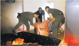  ?? CORTESÍA ?? Agentes de la Policía inspeccion­an una carne transporta­da en un camión.