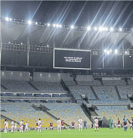  ??  ?? antes del partido en el Maracaná, un homenaje a los muertos por covid-19