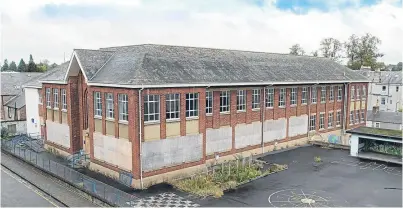  ?? Picture: Angus Findlay ?? Top: artist Frank To, who says the “charm” of Perthshire could be the clincher to a successful bid. Above: the St John’s Primary School building, which is set to become the Famous Grouse Ideas Centre.