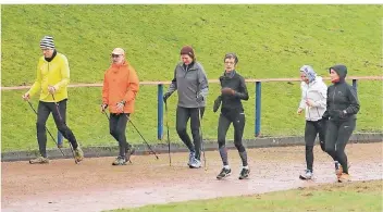  ?? FOTOS VOSKRESENS­KYI ?? Wer ein echter Jogger ist, dem macht auch strömender Regen nichts aus.