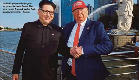 ?? - Reuters ?? HOWARD yang meniru Jong-Un bergambar bersama Dennis Alan yang meniru Trump di Merlion Park, Singapura kelmarin.