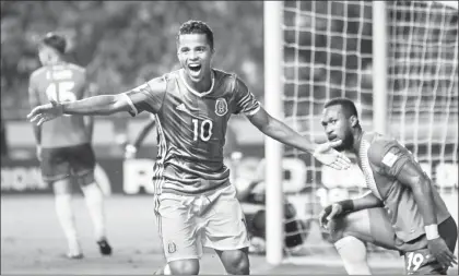  ??  ?? En estadio Nacional en San José de Costa Rica, Giovani dos Santos celebra celebra el autogol del costarrice­nse Cristian Gamboa ■ Foto Ap