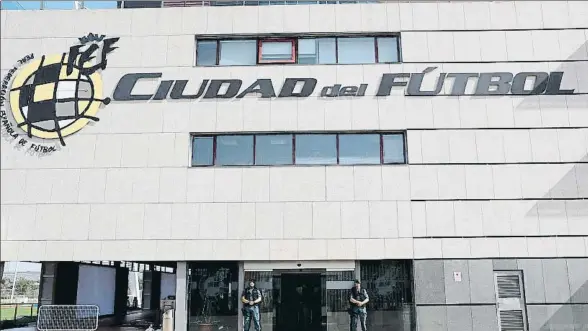  ?? CHEMA MOYA / EFE ?? Agentes de la Guardia Civil apostados a las puertas de la Ciudad del Fútbol de Las Rozas