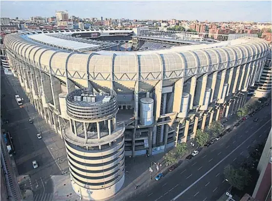  ?? (AP) ?? El estadio Santiago Bernabéu. La cancha de Real Madrid tiene capacidad para 81 mil espectador­es. Aseguran que se llenará el domingo 9.