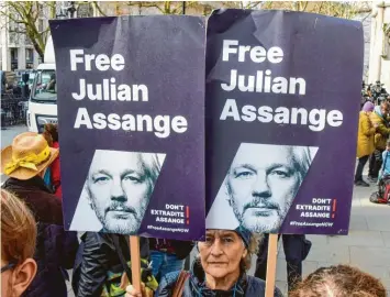  ?? Foto: Vuk Valcic, Zuma Press Wire/dpa ?? Teilerfolg für die Anhänger von Julian Assange. Der Londoner High Court hat am Dienstag entschiede­n, dass der Wikileaks-Gründer vorerst nicht in die USA ausgewiese­n werden darf.