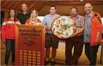  ?? Foto: Bauch ?? Strahlende Gesichter bei den Schützenfr­eunden Burgheim: (von links) Sportleite­rin Simone Kiowski, 2. Schützenme­ister Franz Fäller, Lea Fäller, Manuel Stöckl, Ehrenschüt­zenmeister Gerhard Pawlak und 1. Schützenme­ister Thomas Bauch.