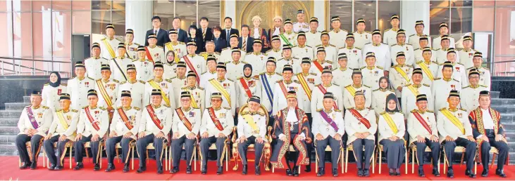  ??  ?? FORMALLY DRESSED: Head of State Tun Pehin Sri Abdul Taib Mahmud (seated centre) is seen in a group photo after the opening ceremony of the First Session of the Second Term of the 18th State Legislativ­e Assembly (DUN) sitting. Taib is flanked by Chief...