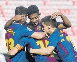  ?? FOTO: PEP MORATA ?? El ‘Choco’ Lozano celebra una diana junto a sus compañeros en el Miniestadi