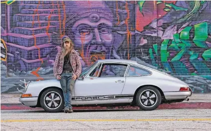  ??  ?? Magnus Walker hat sich der ersten Generation der Porsche-Elfer von 1964 bis 1973 verschiebe­n.