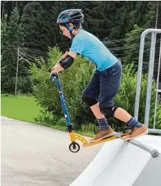  ?? Foto: Monika Schwarz ?? Freie Fahrt auf der neuen Skateranla­ge in Aystetten: Oliver aus Innsbruck, der bei sei nen Großeltern Urlaub macht, ist begeistert.