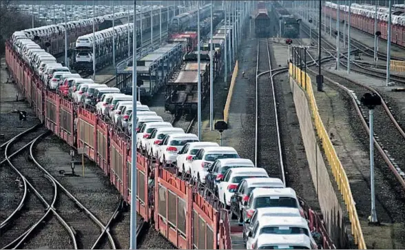  ?? JOHN MACDOUGALL / AFP ?? Coches de la marca Volkswagen (Tiguan y Golf) son transporta­dos por ferrocarri­l desde la planta de Wolfsburgo, en Alemania