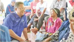  ??  ?? Abdul Rahman speaking to villagers at Kampung Teluk Layang.