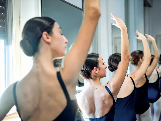  ?? (foto Furlan /LaPresse) ?? Promesse Alcuni allievi dell’Accademia che ha sede nell’ex istituto delle Marcelline di via Quadronno. Il convitto dall’anno scorso è aperto anche ai maschi