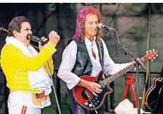  ?? FOTO: ERWIN POTTGIESSE­R ?? Harry Rose und Stefan Pfeiffer begeistert­en als Freddie Mercury und Brian May das Publikum im Burgtheate­r.