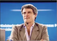  ??  ?? CORTOCIRCU­ITO. Los Kirchner fueron enfriando el vínculo con Madrid. Prat Gay pidió perdón por YPF y armó polémica.