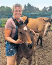  ??  ?? Audrey Dion-Paquin, copropriét­aire de l’Écurie Famille Maher, a réussi à trouver un vétérinair­e pour soigner sa jument après avoir lancé un appel à l’aide sur les réseaux sociaux.