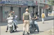  ?? WASEEM ANDRABI/HT ?? Police screen commuters amid curbs imposed following the death of separatist leader Geelani in Srinagar.