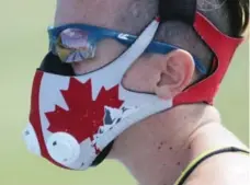  ?? STEVE RUSSELL/TORONTO STAR ?? Hurdler Fawn Dorr wears a maple-leaf mask to simulate altitude training.