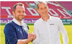  ?? FOTO: ACKERMANN/DPA ?? Die gute Laune von FCK-Sportdirek­tor Boris Notzon (links) und Trainer Jeff Strasser, wie hier Ende September, ist längst dahin.