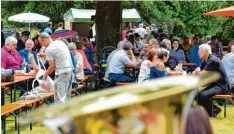  ??  ?? Bei traditione­ller Blasmusik füllte sich der Biergarten rasch.