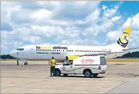  ??  ?? Een Boeing 737-400 van Turpial Airlines is gisteren geland op de Johan Adolf Pengelluch­thaven als onderdeel van een overeenkom­st tussen het Surinaamse Fly Allways en het Venezolaan­se Turpial.