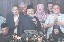  ??  ?? Mahathir Mohamad (c) primer ministro de Malasia. (EFE)