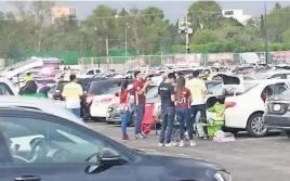  ??  ?? Desde temprana hora, se ingirieron bebidas en los estacionam­ientos.