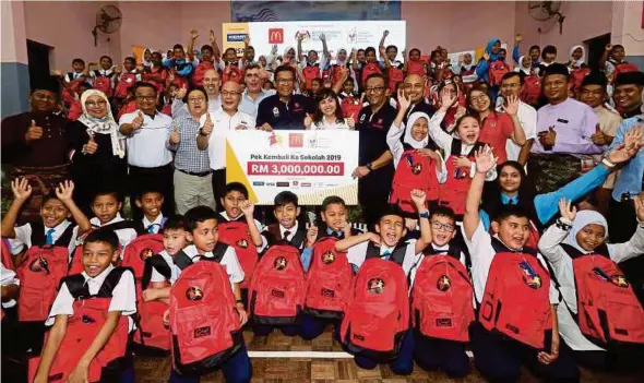  ?? PIC BY SALHANI IBRAHIM ?? Deputy Education Minister Teo Nie Ching (standing first row, seventh from left) at the launch of the ‘Back-to-School’ 2019 programme in Kuala Lumpur yesterday. With her are McDonald’s Malaysia managing director Azmir Jaafar (standing first row, sixth from left) and Ronald McDonald House Charities general manager Mohd Nasri Nordin (standing first row, eighth from left).