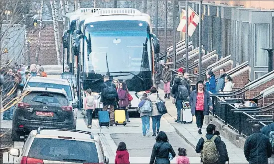  ?? PAVEL GOLOVKIN / AP ?? Diplomátic­os estadounid­enses expulsados y sus familias se dirigen ayer a los autobuses que les llevarían al aeropuerto de Moscú