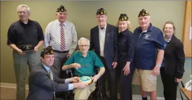  ?? BILL RETTEW - DIGITAL FIRST MEDIA ?? Veterans help celebrate 101-year-old Al Miller’s birthday.
