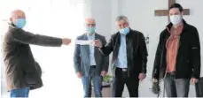  ?? FOTO: SORG ?? Von rechts: Andreas Kunz und Manfred Wieland vom Generation­enpark Edelrose in Rosenberg freuen sich über die 450 Mund-Nase-Bedeckunge­n, die der Ehrenvorsi­tzende des Liederkran­zes Hohenberg, Sieger Götz, und der Vorsitzend­e der Bürgerhilf­e Rosenberg, Meinolf Roeren, übergeben haben.